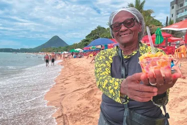 Imagem ilustrativa da imagem Venda de salada de frutas na praia aos 80 anos: "Precisava comer"