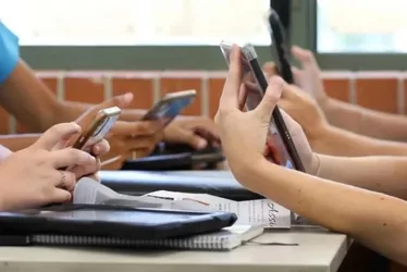 Imagem ilustrativa da imagem Volta às aulas com proibição do celular para 400 mil alunos do ES