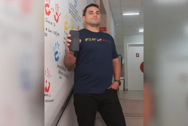 Imagem ilustrativa da imagem Volta às aulas com proibição do celular para 400 mil alunos do ES