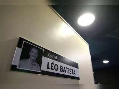 Botafoguense, Léo Batista dá nome a cabine no Estádio Nilton Santos. Ele recebeu a homenagem em 2019