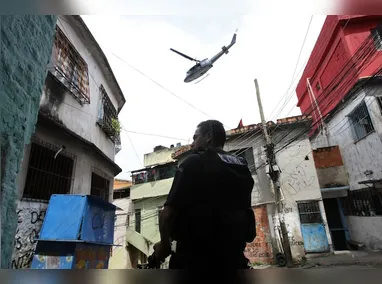 Imagem ilustrativa da imagem Delegado é resgatado após entrar por engano em favela do Rio