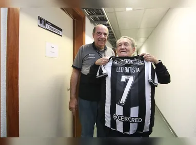 Botafoguense, Léo Batista dá nome a cabine no Estádio Nilton Santos. Ele recebeu a homenagem em 2019