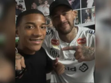 Imagem ilustrativa da imagem Neymar ‘abraça’ filho de Robinho: ‘Teu pai cuidou de mim e eu cuidarei de você’