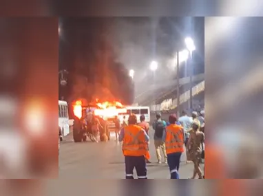 Acidente envolveu um ônibus de viagem, uma carreta e um carro