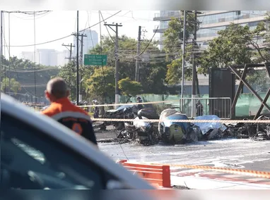 Avião e ônibus pegaram fogo após o acidente ocorrido na manhã desta sexta-feira