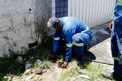 
          Imagem ilustrativa da imagem Ação conjunta da Compesa e polícias encontra furto de água em lava-jatos e arena
          