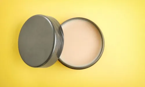 
          Imagem ilustrativa da imagem Alerta no Pré-Carnaval: pomadas capilares podem causar queimaduras oculares
          