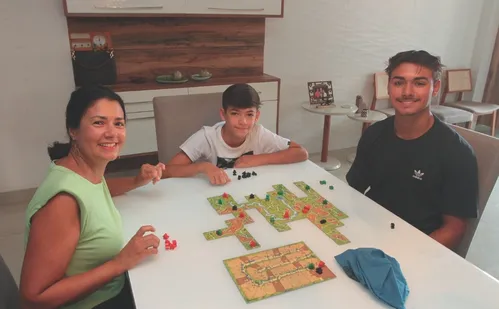 
          Imagem ilustrativa da imagem Antigos hábitos: práticas fortalecem vínculos e melhoram concentração
          