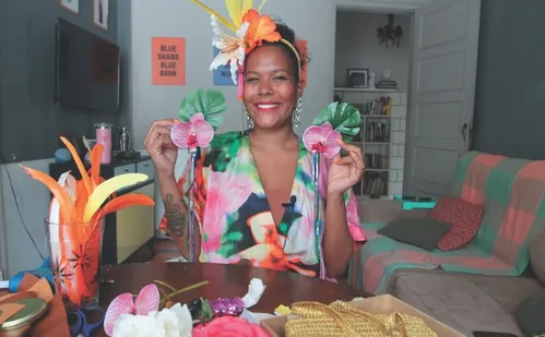 
          Imagem ilustrativa da imagem Aprenda a fazer um arco com flores e presilha de orquídea para curtir o Carnaval
          