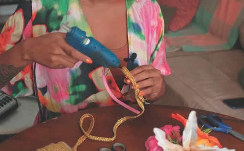 
          Imagem ilustrativa da imagem Aprenda a fazer um arco com flores e presilha de orquídea para curtir o Carnaval
          