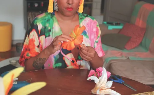 
          Imagem ilustrativa da imagem Aprenda a fazer um arco com flores e presilha de orquídea para curtir o Carnaval
          