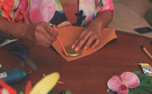 
          Imagem ilustrativa da imagem Aprenda a fazer um arco com flores e presilha de orquídea para curtir o Carnaval
          