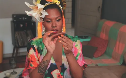 
          Imagem ilustrativa da imagem Aprenda a fazer um arco com flores e presilha de orquídea para curtir o Carnaval
          