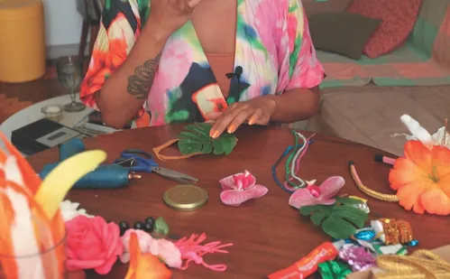 
          Imagem ilustrativa da imagem Aprenda a fazer um arco com flores e presilha de orquídea para curtir o Carnaval
          