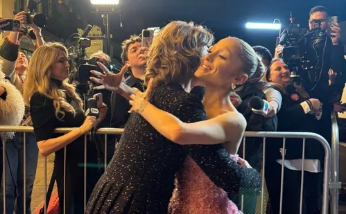 
          Imagem ilustrativa da imagem Ariana Grande se declara a Fernanda Torres no Festival de Santa Bárbara
          