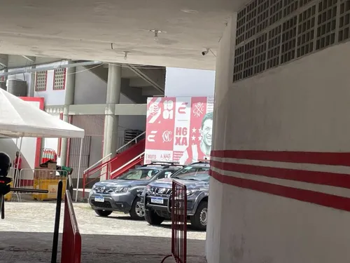 
          Imagem ilustrativa da imagem Artefato não identificado encontrado nos Aflitos horas antes do Clássico
          