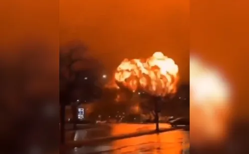 
          Imagem ilustrativa da imagem Avião com seis pessoas cai sobre casas, explode e causa incêndio nos EUA
          