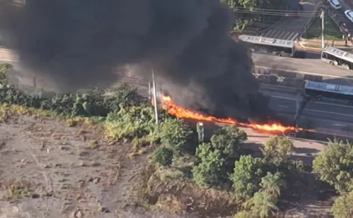
          Imagem ilustrativa da imagem Vídeo mostra momento da queda de avião que deixou dois mortos em SP
          