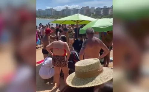 
          Imagem ilustrativa da imagem Banhistas fazem oração enquanto homem era socorrido em praia no ES
          