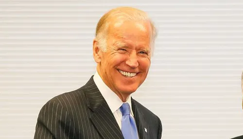 
          Imagem ilustrativa da imagem Casa Branca compartilha foto oficial de Biden substituída por assinatura automática
          