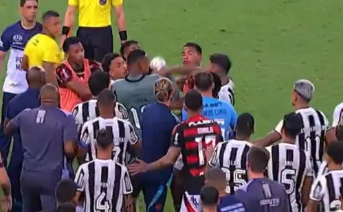 
          Imagem ilustrativa da imagem Briga em Flamengo x Botafogo termina com 4 expulsos e jogador sem dente; assista
          