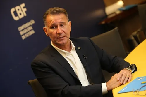 
          Imagem ilustrativa da imagem CBF demite Seneme, reestrutura arbitragem e cria comitê internacional
          