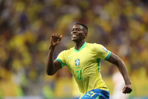 
          Imagem ilustrativa da imagem CPI das Apostas pede indiciamento de 3 pessoas, incluindo tio de Paquetá e ‘rei do rebaixamento’
          