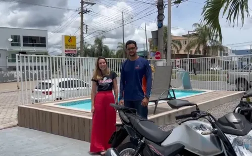 
          Imagem ilustrativa da imagem Capixaba que viralizou após pular em piscina de loja se explica: "Realizei o sonho"
          