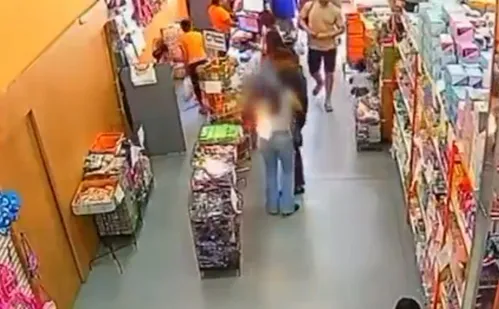 
          Imagem ilustrativa da imagem Celular explode no bolso de mulher enquanto ela fazia compras
          