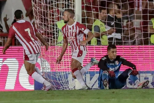 
          Imagem ilustrativa da imagem Com gol irregular, Náutico vence Santa Cruz por 2x1 para delírio dos alvirrubros
          