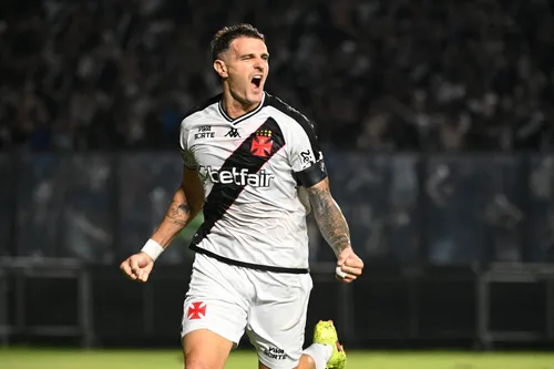 
          Imagem ilustrativa da imagem Com transmissão da TV Tribuna/Band, Vasco goleia em São Januário
          