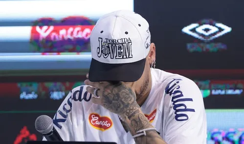 
          Imagem ilustrativa da imagem Como foi o 1º dia de Neymar no Santos: longa viagem, festa, choro ao falar do pai e camisa 10 do Rei
          