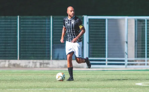 
          Imagem ilustrativa da imagem Depois do técnico, Rio Branco anuncia saída do zagueiro Gustavo Carbonieri
          