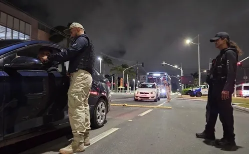 
          Imagem ilustrativa da imagem Dois motoristas são presos e 1290 veículos abordados em Operação na Grande Vitória
          