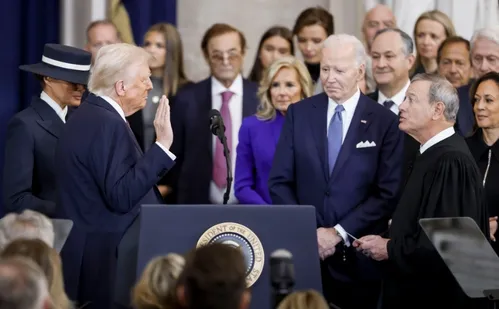 
          Imagem ilustrativa da imagem Donald Trump crítica gestão Biden e promete 'restaurar a competência' no governo
          