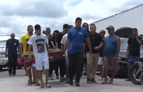 
          Imagem ilustrativa da imagem Emoção na despedida de MC Rafinha: veja vídeos do velório e do último show dele
          