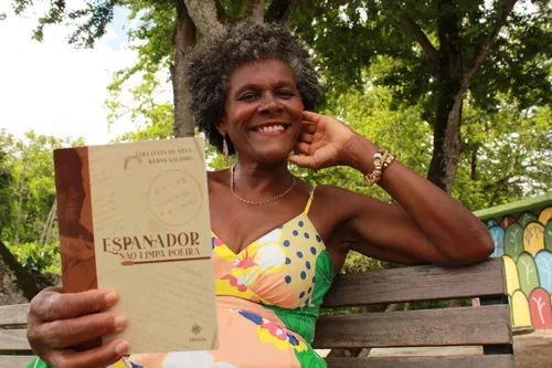 
          Imagem ilustrativa da imagem Empregada doméstica recifense conta em livro 50 anos de trabalho invisível
          