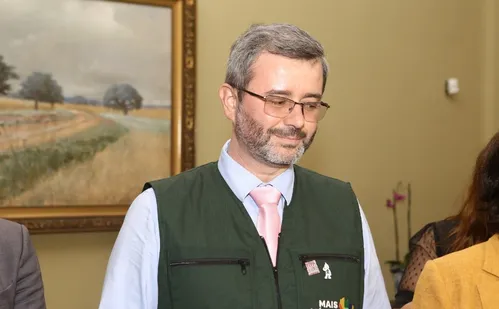 
          Imagem ilustrativa da imagem Ex-Secretário do ES é internado na UTI para tratar da saúde
          