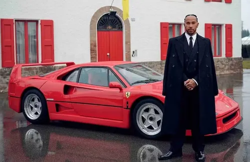 
          Imagem ilustrativa da imagem Ex-chefe de Lewis Hamilton revela reação ao vê-lo na Ferrari: ‘Como ver sua ex com um amigo novo’
          