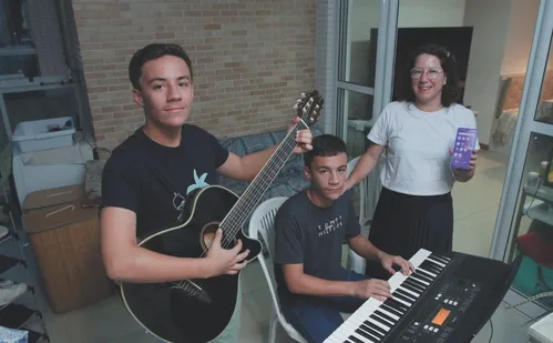 
          Imagem ilustrativa da imagem Experiência já nas férias: pais limitam celular para adaptar crianças à nova lei
          