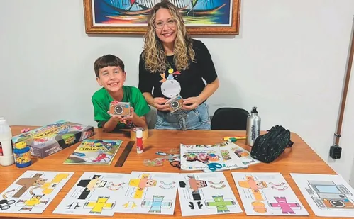 
          Imagem ilustrativa da imagem Experiência já nas férias: pais limitam celular para adaptar crianças à nova lei
          