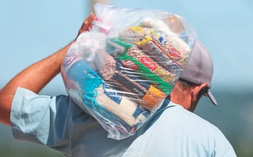 
          Imagem ilustrativa da imagem "Falsos servidores me deram uma cesta básica e roubaram R$ 21 mil"
          