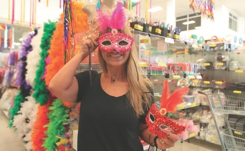 
          Imagem ilustrativa da imagem Fantasias e acessórios em alta para curtir os blocos
          