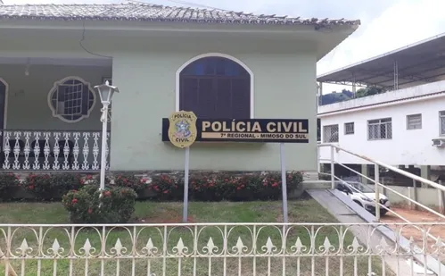 
          Imagem ilustrativa da imagem Foragido da justiça vai à delegacia para registrar ocorrência e acaba preso
          