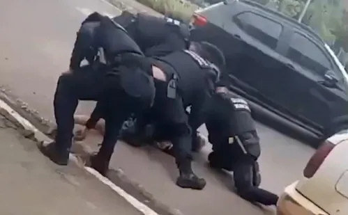 
          Imagem ilustrativa da imagem Homem é imobilizado após ameaçar guardas com facão em Colatina
          