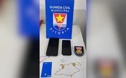 
          Imagem ilustrativa da imagem Homem em bicicleta é detido após furtar celulares de banhistas em Camburi
          