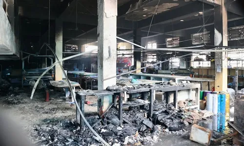 
          Imagem ilustrativa da imagem Idosos e adolescentes dormiam na fábrica quando fogo começou, relatam vítimas de incêndio no Rio
          