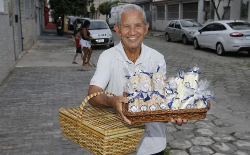 
          Imagem ilustrativa da imagem Idosos usam criatividade e talento para aumentar renda
          