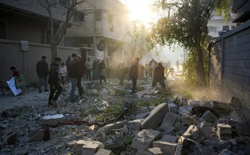 
          Imagem ilustrativa da imagem Israel ataca tendas perto de hospitais em Gaza, matando e ferindo repórteres
          