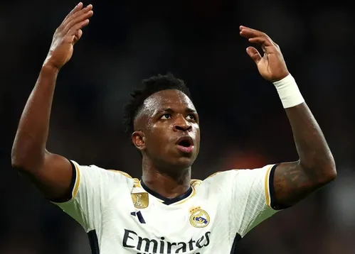 
          Imagem ilustrativa da imagem Jornal espanhol diz que futuro de Vinicius Júnior no Real é ‘incógnita’ diante de interesse saudita
          